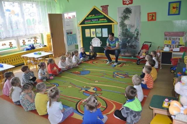Czytanie bajek gr. Żółwiki